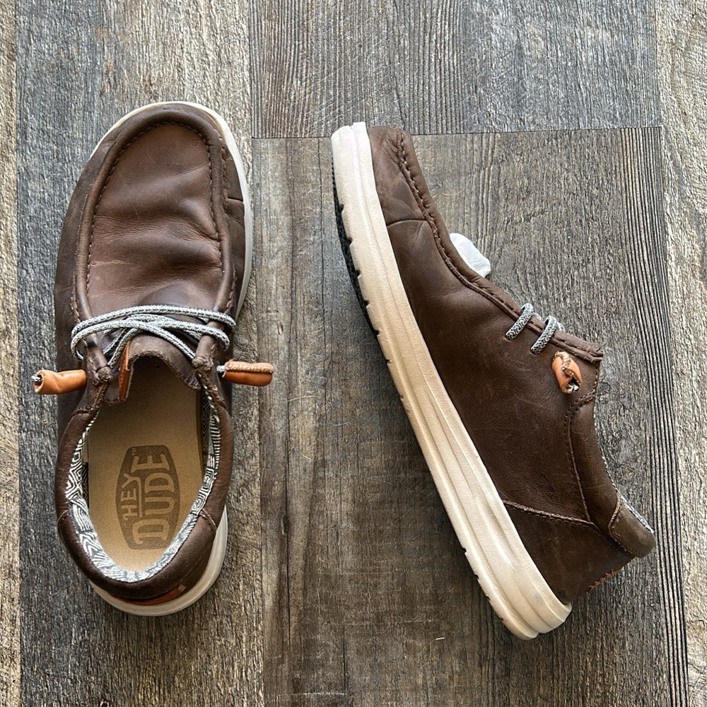 Hey Dude Wally Grip Craft Leather Men’s Size 9 (tag says “grey” but look brown.)